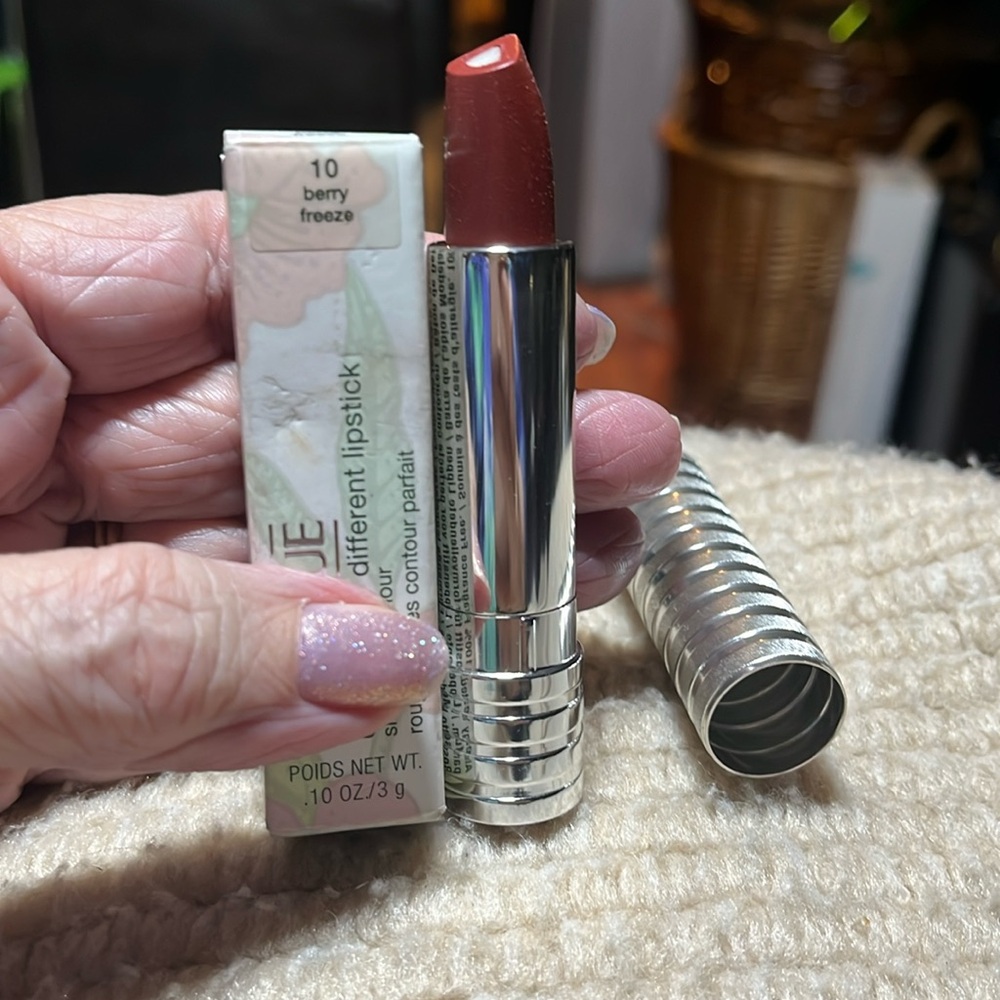 Clinique Dramatically Different Lipstick Shaping Color in Shade 10 Berry Freeze